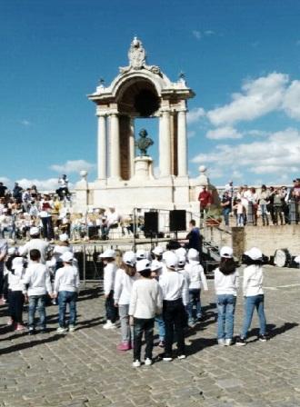 Risultati immagini per treia bambini a scuola